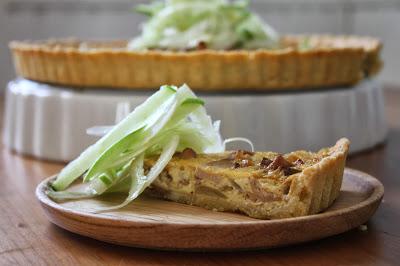 Quiche de setas y cebolla caramelizada con ensalada de hinojo y manzana