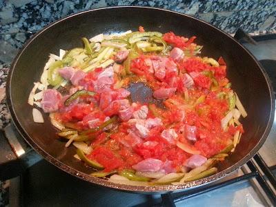 Salteado de cordero y verduras con arroz bashmati