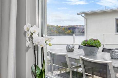 interiores techos altos grandes ventanales espacios diáfanos cocina comedor salon decoración nórdica en blanco decoración nórdica decoración dormitorios nórdicos decoración de salones cocinas blancas modernas blog decoración diseño nórdico áticos nórdicos escandinavos 