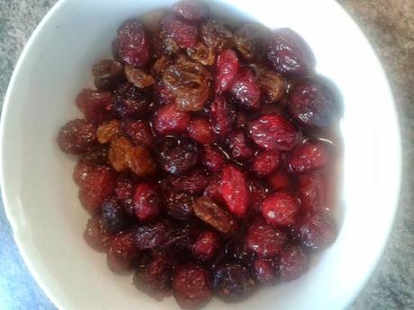 Plum cake de pasas, arandanos y fresas.