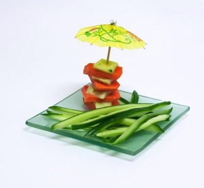 plato decorado con una sombrilla