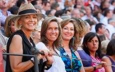 A Teofila le gustan los toros desde la barrera.