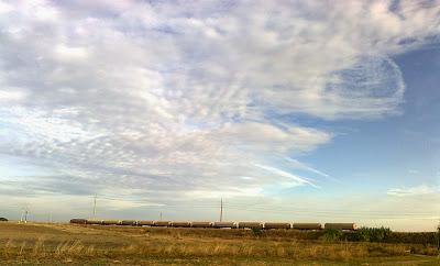 EL TREN ILUMINADO(El tren Badajoz-Elvas por el viejo camp...