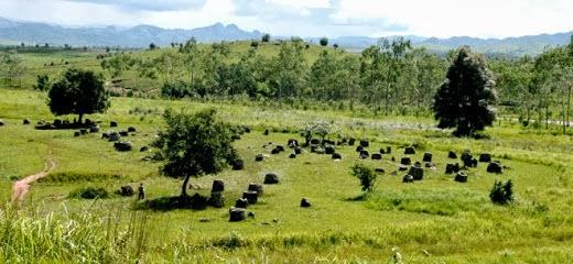 CUANDO LOS GIGANTES CAMINARON A TRAVES DE LAOS-LA LLANURA DE LAS JARRAS