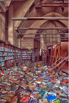 Biblioteca abandonada.