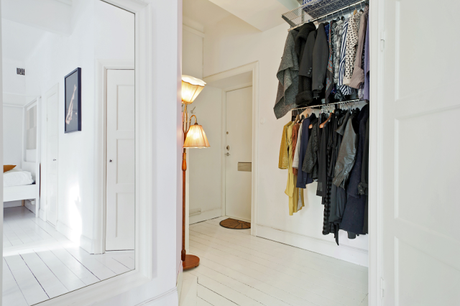 Un luminoso espacio abierto solo en blanco