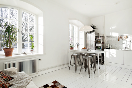 Un luminoso espacio abierto solo en blanco