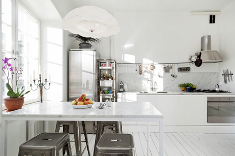 Un luminoso espacio abierto solo en blanco