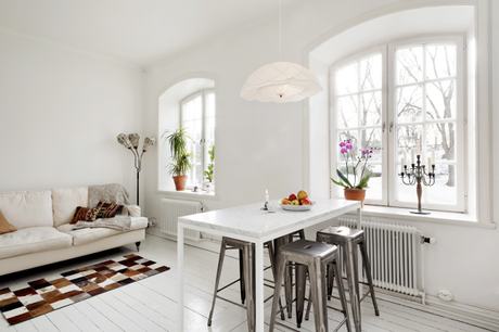 Un luminoso espacio abierto solo en blanco