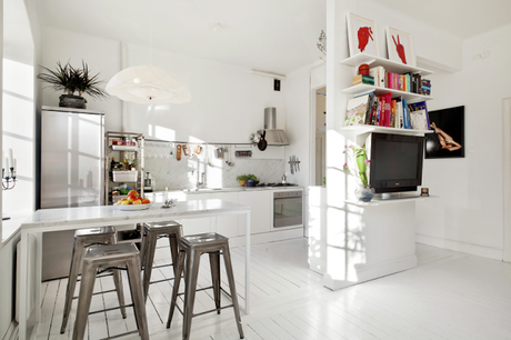 Un luminoso espacio abierto solo en blanco