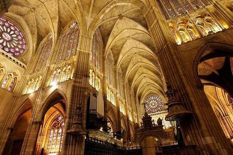 Interior_de_la_Catedral_de_León LA CATEDRAL DE LÉON, PARA NOSOTROS…LA MEJOR DE ESPAÑA