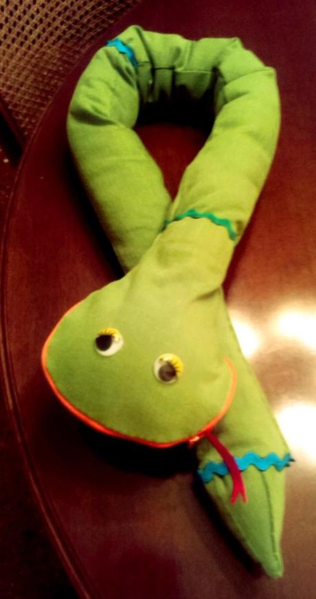 Cojín DIY con forma de serpiente de Marisa Viaja con una serpiente DIY