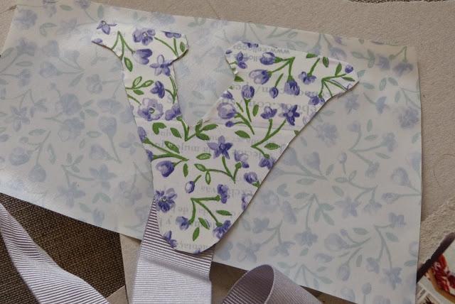 DIY PARA NIÑOS: MARCAPAGINAS CON INICIAL