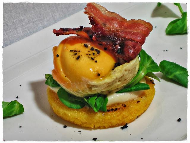 Tosta de Polenta con Huevo de Mostaza, Mozarella y Bacon Crujiente.
