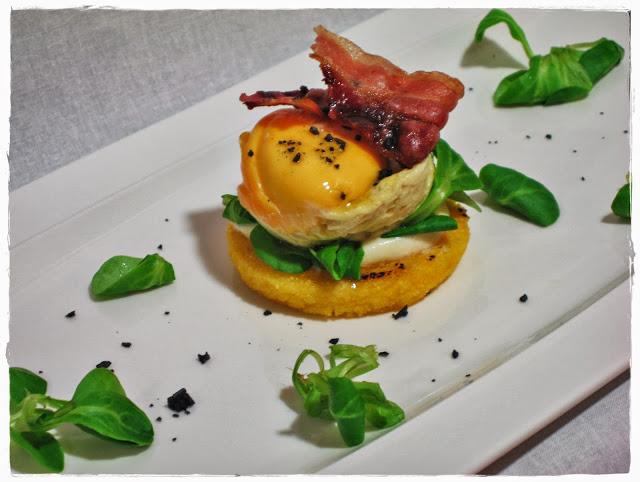 Tosta de Polenta con Huevo de Mostaza, Mozarella y Bacon Crujiente.