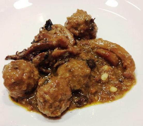 Guisado de albóndigas, sepia y setas deshidratadas