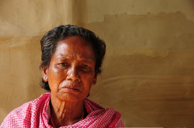 Adhri Rajbanshi, de 70 años, vive en el oriental distrito nepalés de Jhapa y busca a su hijo desaparecido desde 2003. Crédito: Amantha Perera/IPS.