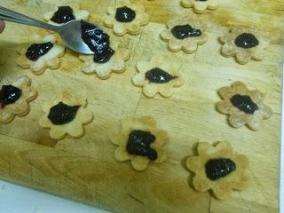 GALLETAS DE MANTEQUILLA  CON MERMELADA DE MORAS