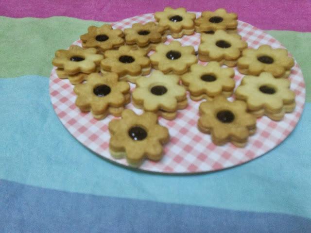 GALLETAS DE MANTEQUILLA  CON MERMELADA DE MORAS