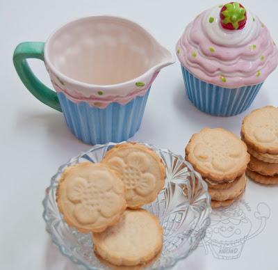 GALLETAS TEXTURIZADAS DE MANTEQUILLA RELLENAS DE CREMA DE TOFFEE