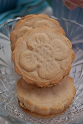 GALLETAS TEXTURIZADAS DE MANTEQUILLA RELLENAS DE CREMA DE TOFFEE