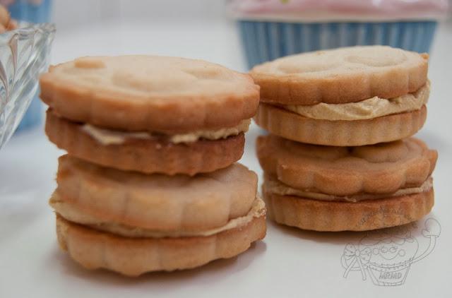 GALLETAS TEXTURIZADAS DE MANTEQUILLA RELLENAS DE CREMA DE TOFFEE