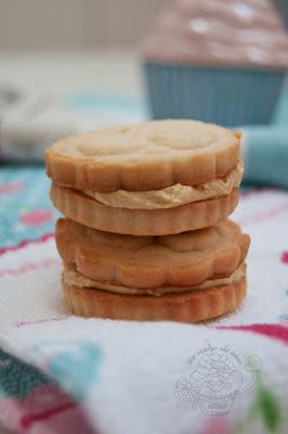 GALLETAS TEXTURIZADAS DE MANTEQUILLA RELLENAS DE CREMA DE TOFFEE