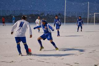 LA NIEVE ACOMPAÑÓ EL INICIO DE LA TERCERA FECHA DEL TORNEO DE FÚTBOL SENIORS EN NATALES