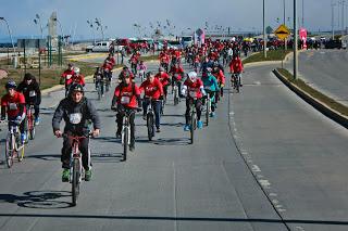 CON AGUANIEVE PEDALEARON PUNTARENENSES EN EL TOUR IND 2013