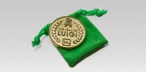 super mario bros u  super luigi u 2384350 300x149 Se vende en el club nintendo la moneda conmemorativa del Año de Luigi
