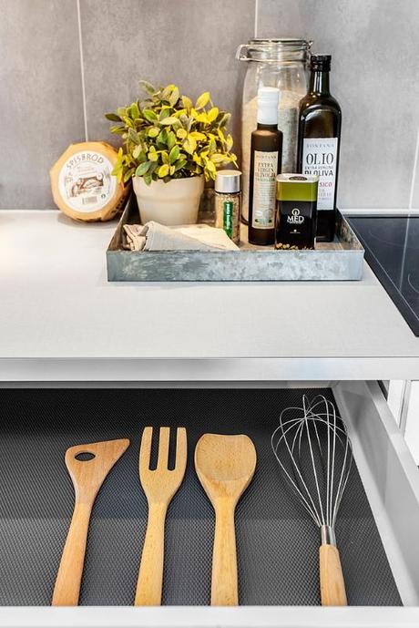 piso piloto decoración nórdica mesas de centro madera 3 patas distribución diáfana diseño piso piloto nordico diseño de interiores nórdicos decoración nórdica escandinava cocinas modernas pequeñas cocinas modernas blanco y gris cocina comedor salón diáfano decoración blog decoración nórdica 