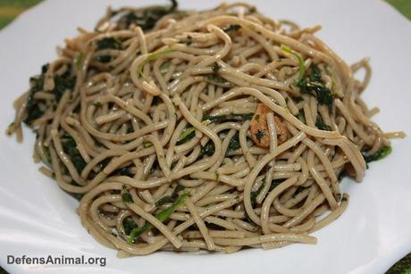 Espaguetis de albahaca con espinacas y ajo