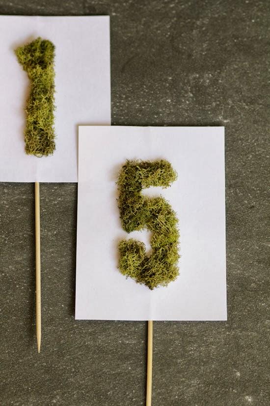DIY....NUMEROS DE MESA CON MUSGO PARA UNA BODA