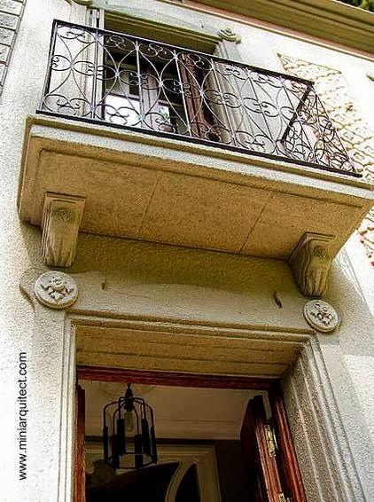 Entrada a la casa miniatura por el frente