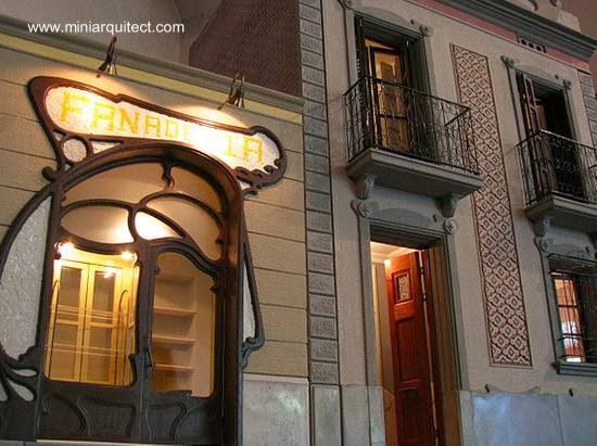 Fachadas de un escaparate y una casa residencial en miniatura