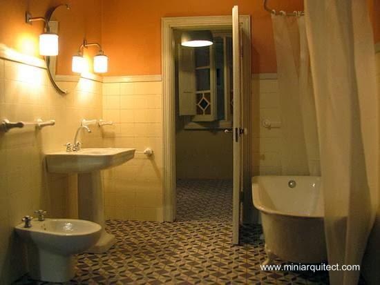 Baño a escala en una maqueta de casa Modernista de Barcelona