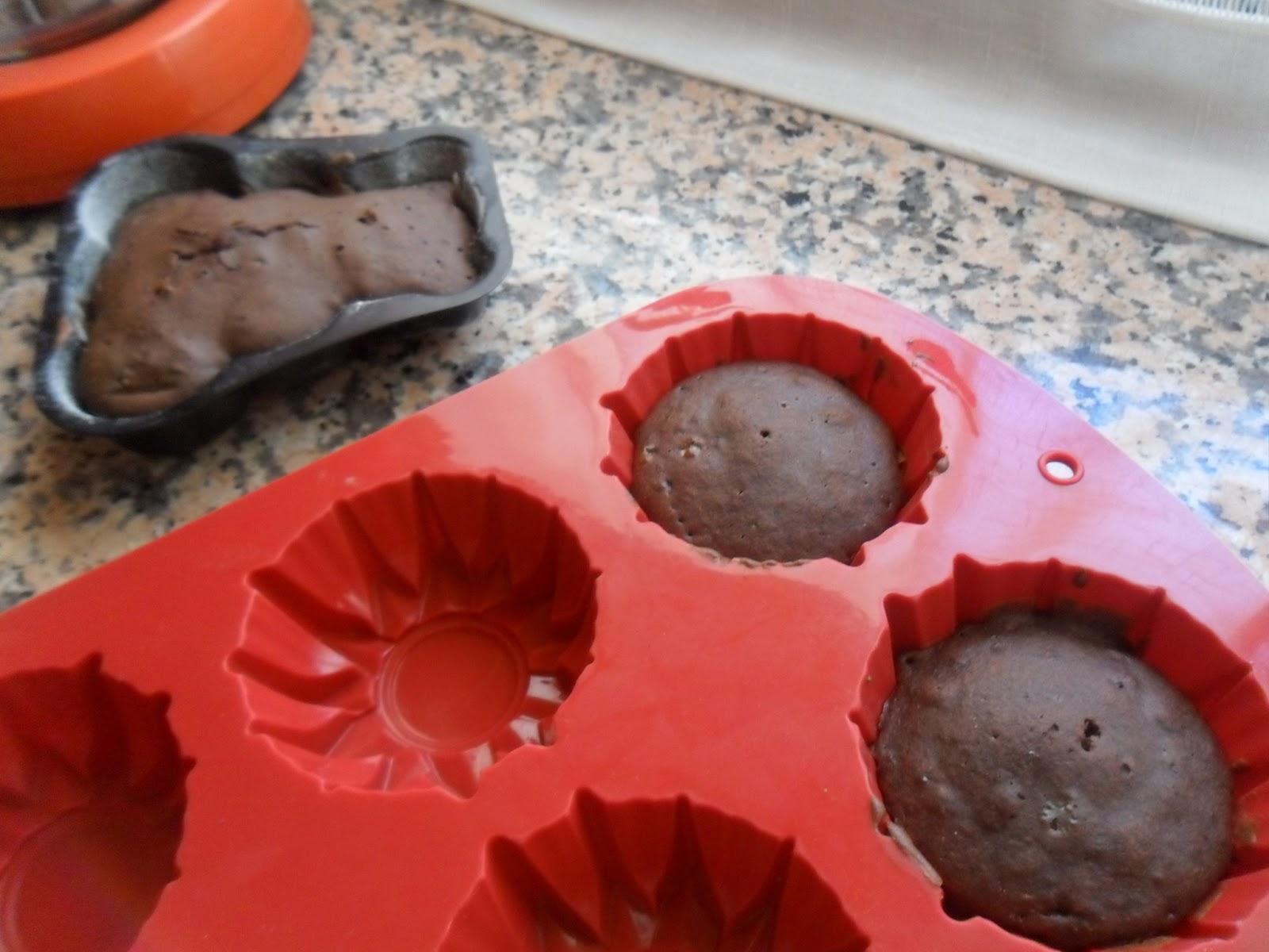 Whoopie pies de chocolate con frosting de queso o rainbow chip frosting