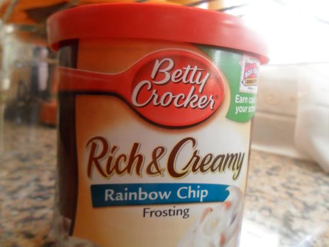 Whoopie pies de chocolate con frosting de queso o rainbow chip frosting