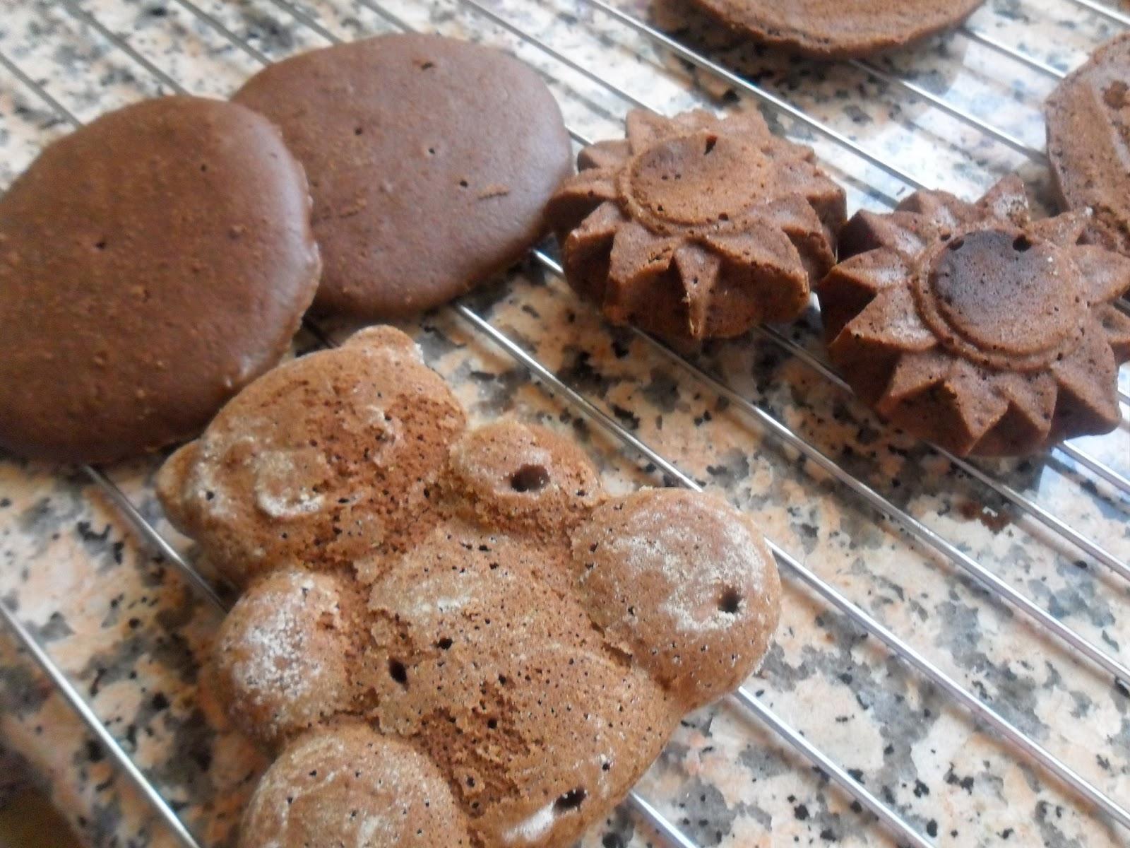 Whoopie pies de chocolate con frosting de queso o rainbow chip frosting