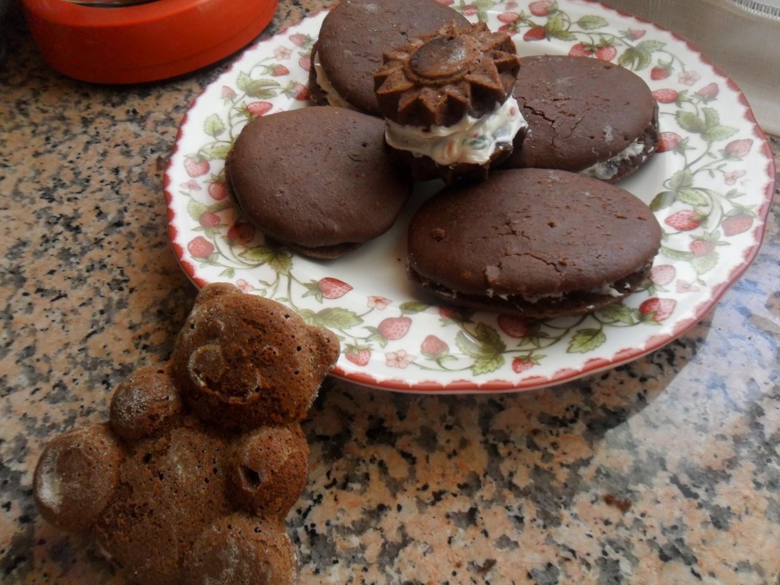 Whoopie pies de chocolate con frosting de queso o rainbow chip frosting