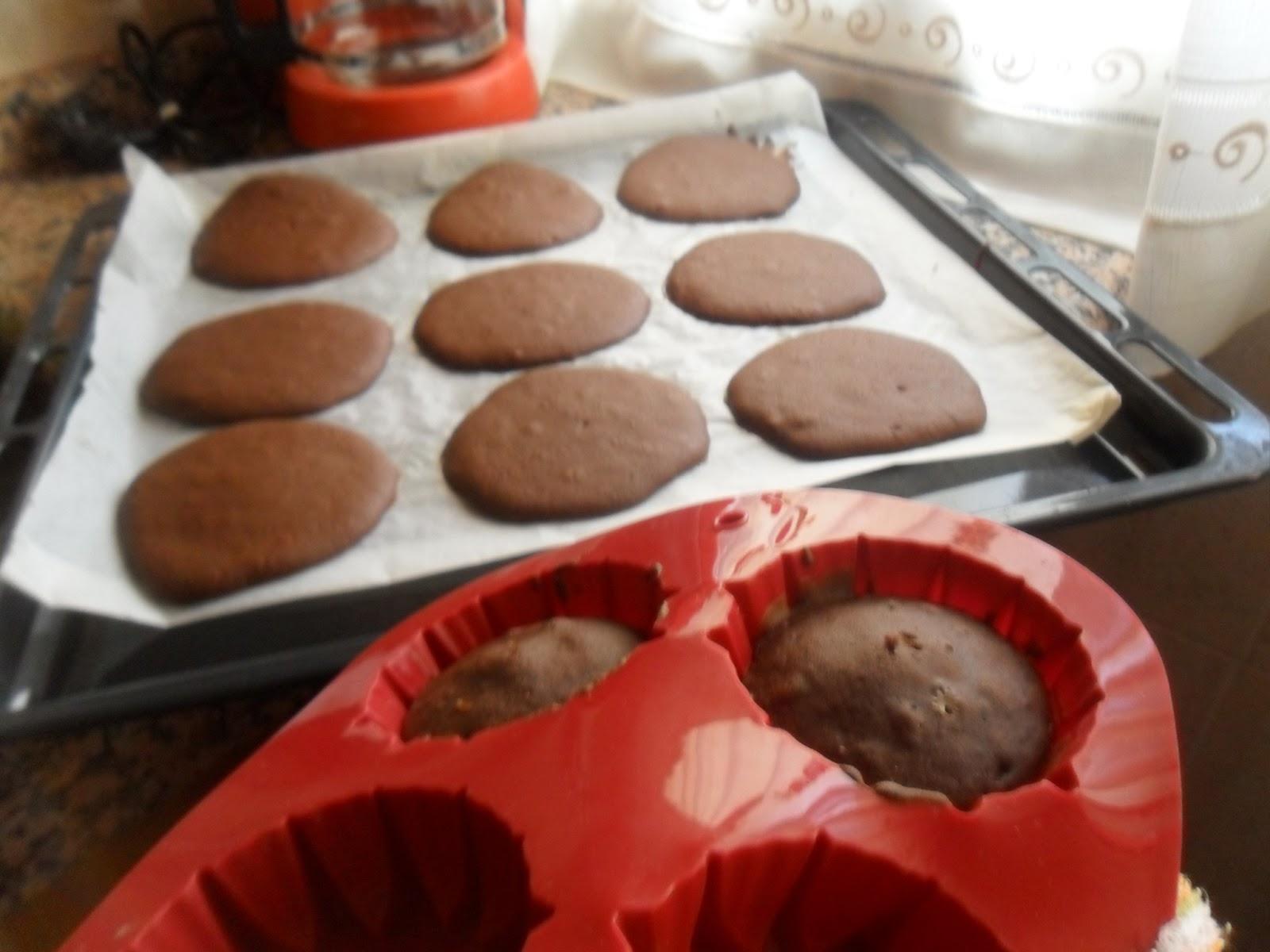 Whoopie pies de chocolate con frosting de queso o rainbow chip frosting