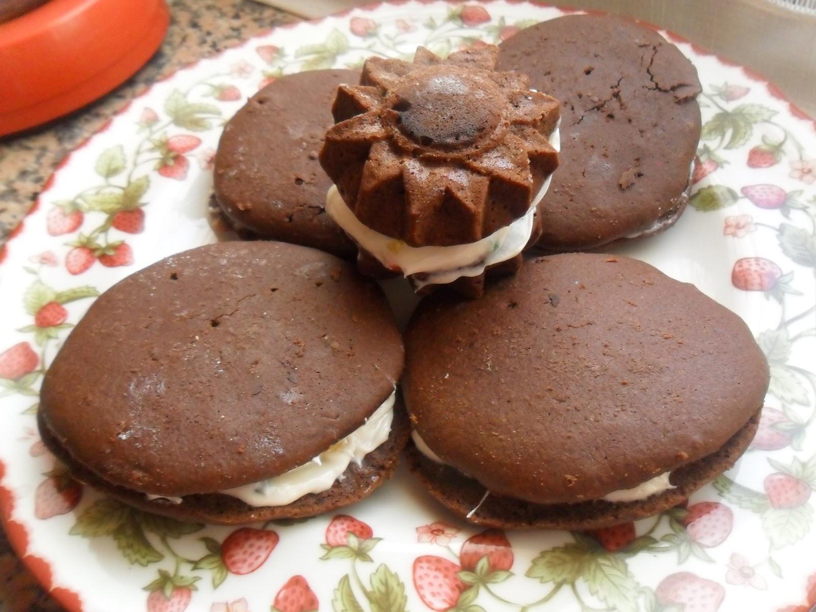 Whoopie pies de chocolate con frosting de queso o rainbow chip frosting
