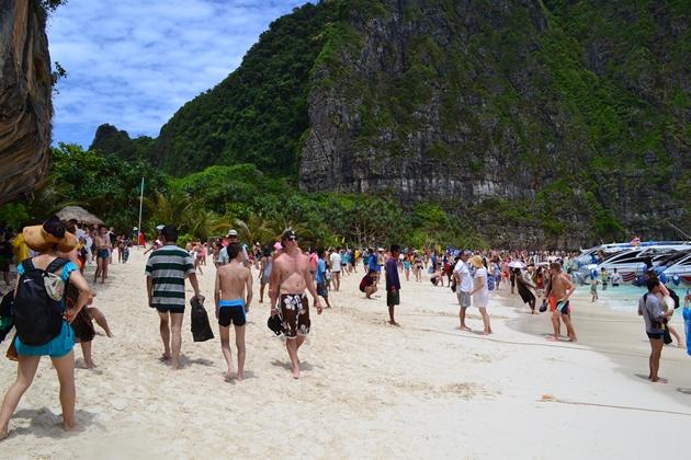 Maya Beach llena de turistas