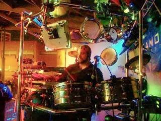 Un baterista español lucha por batir el Record Guinness tocando 144 horas seguidas