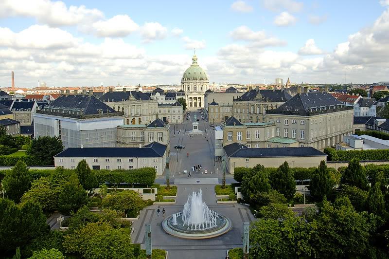 Perspectiva de la avenida de los palacios. Palacio de Amalienborg 2
