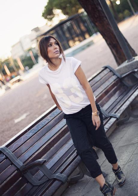 street style barbara crespo a bicyclette bartabac tshirt outfit plaza de colon madrid