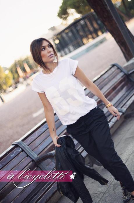 street style barbara crespo a bicyclette bartabac tshirt outfit plaza de colon madrid