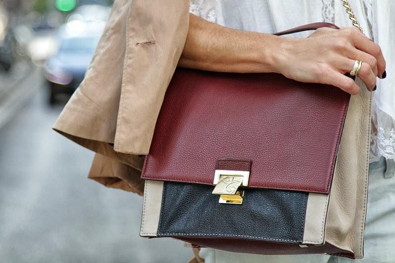 trench y bolso tricolor