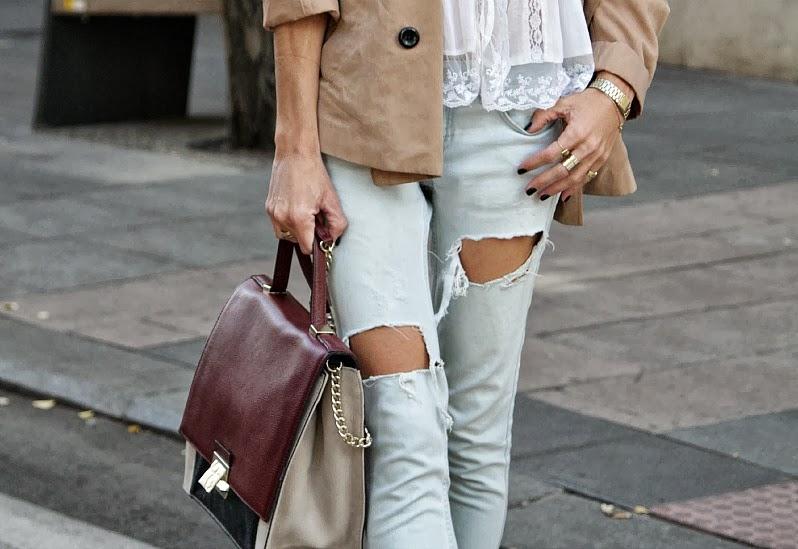 trench y bolso tricolor