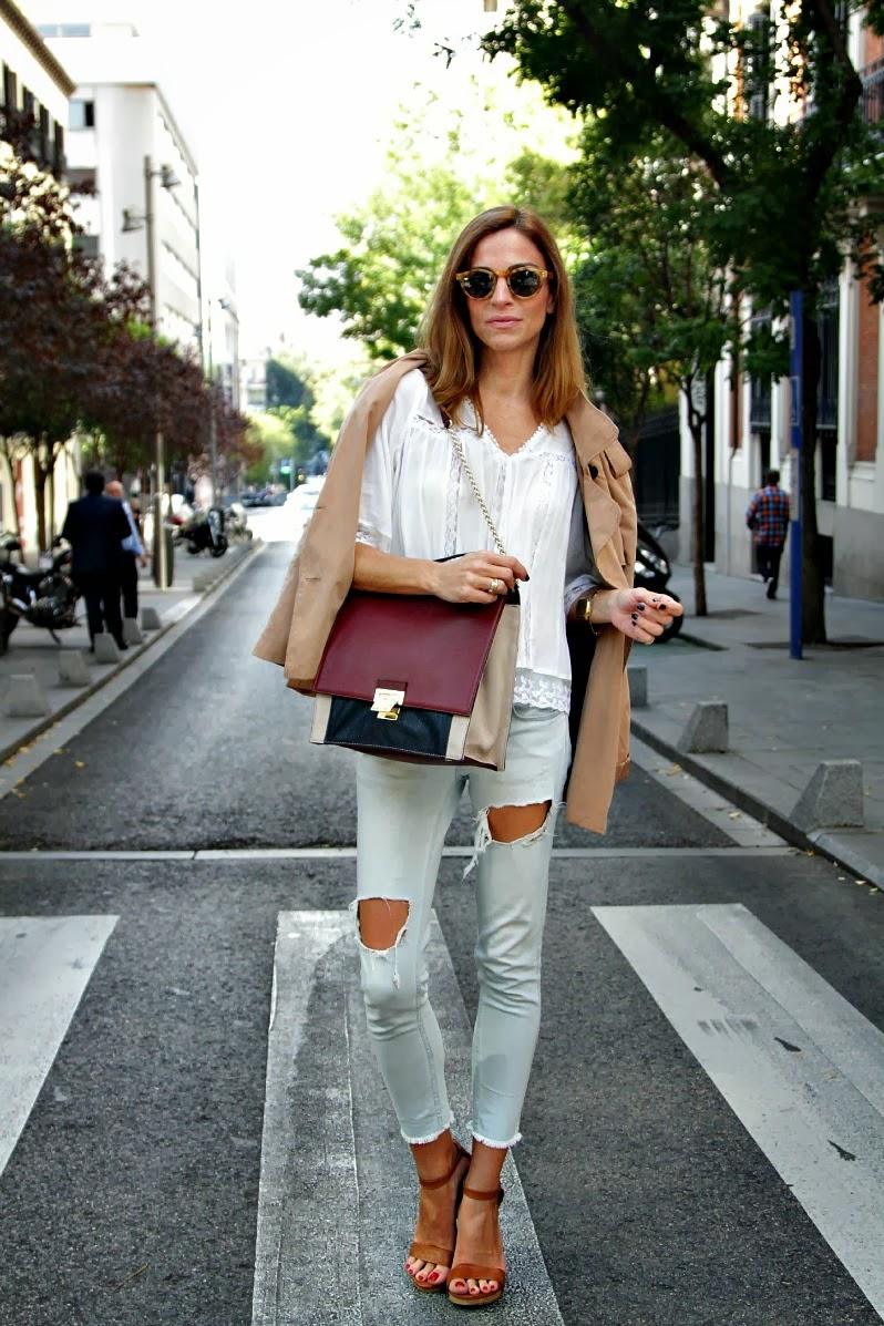 trench y bolso tricolor